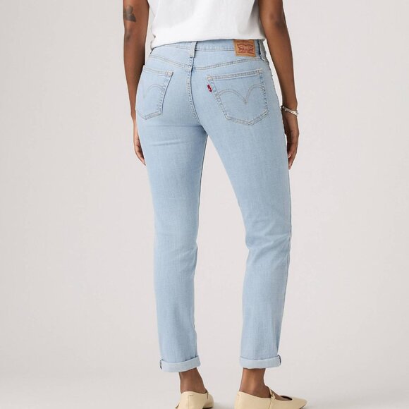 NWT Levi's Women's Mid Rise Boyfriend Jeans in Hold It Down Light Wash - Picture 2 of 10